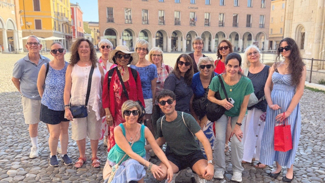 Il gruppo di studenti di Teacher Stefano in piazza durante un viaggio di studio in Italia